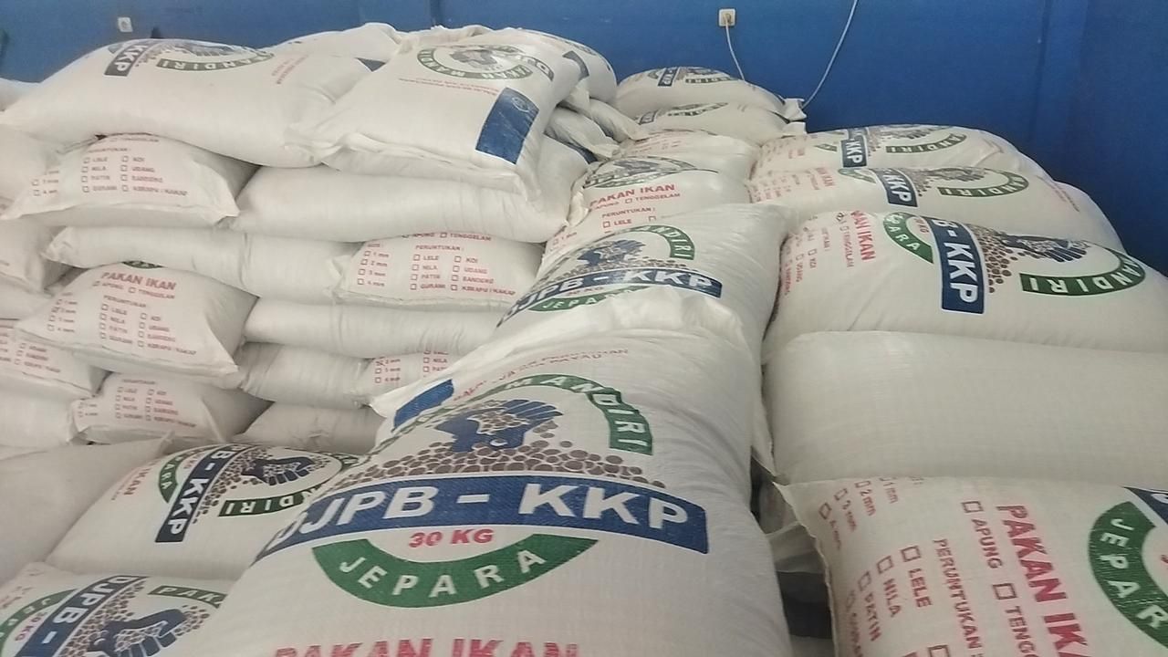 podiumnews.com-BBPBAP Jepara Salurkan Bantuan Pakan Ikan Mandiri ke Bali